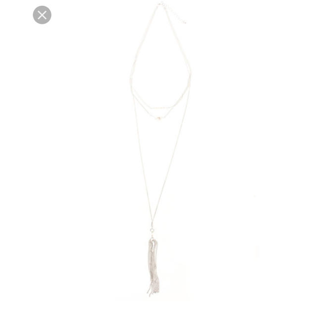 AZUL by moussy(アズールバイマウジー)のAZUL BY MOUSSY パールフリンジ3連ロングネックレス レディースのアクセサリー(ネックレス)の商品写真