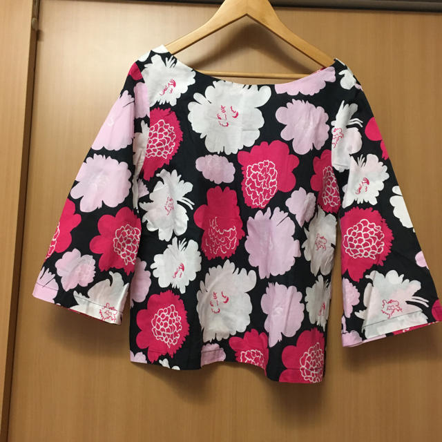 marimekko(マリメッコ)のmarimekko マリメッコ 後ろボタンブラウス ウニッコ リバティ  レディースのトップス(シャツ/ブラウス(長袖/七分))の商品写真