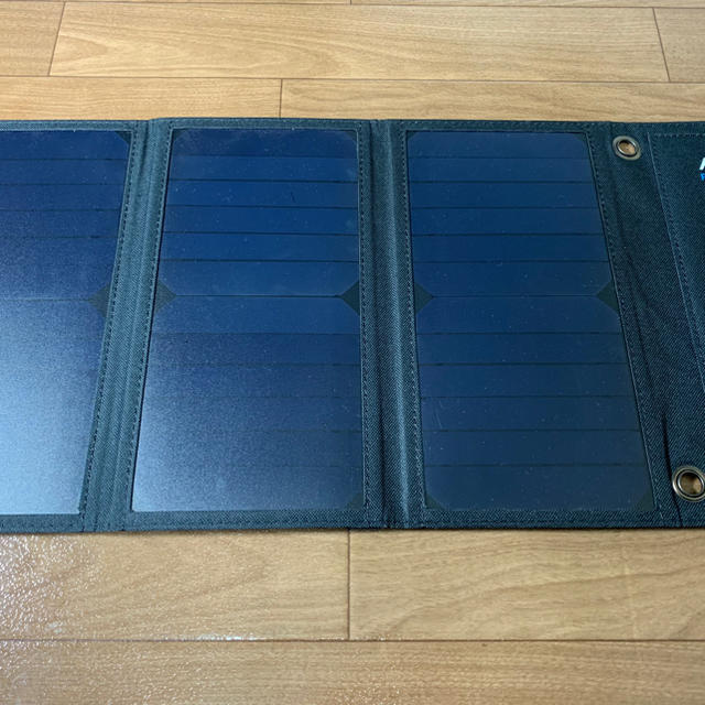 Anker PowerPort Solar 21W 2ポートソーラーチャージャー スマホ/家電/カメラのスマートフォン/携帯電話(バッテリー/充電器)の商品写真