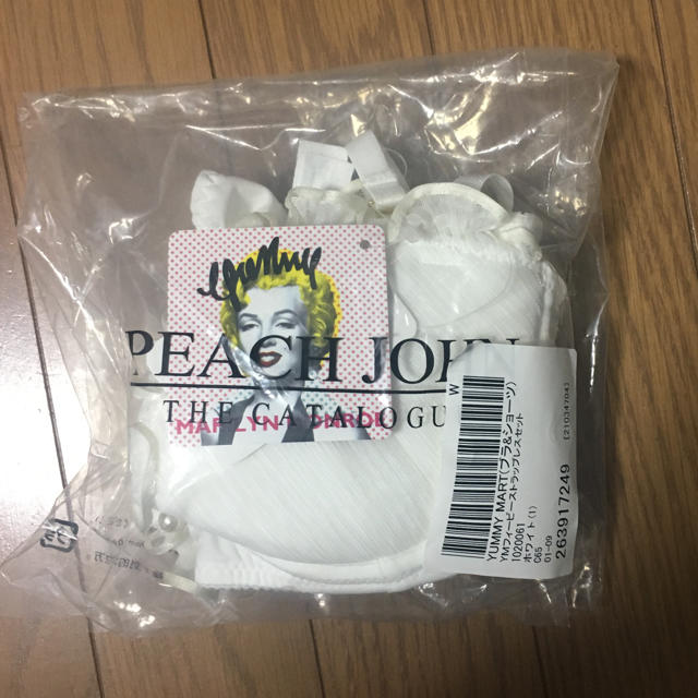 PEACH JOHN(ピーチジョン)のyummy mart ブラ ショーツ セット ホワイト レディースの下着/アンダーウェア(ブラ&ショーツセット)の商品写真