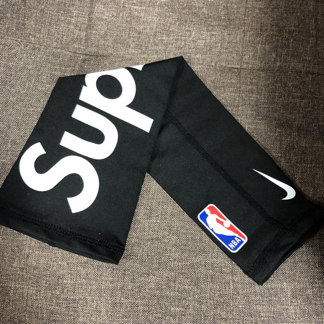 Supreme(シュプリーム)のSUPREME SHOOTING SLEEVE スポーツ/アウトドアのスポーツ/アウトドア その他(バスケットボール)の商品写真