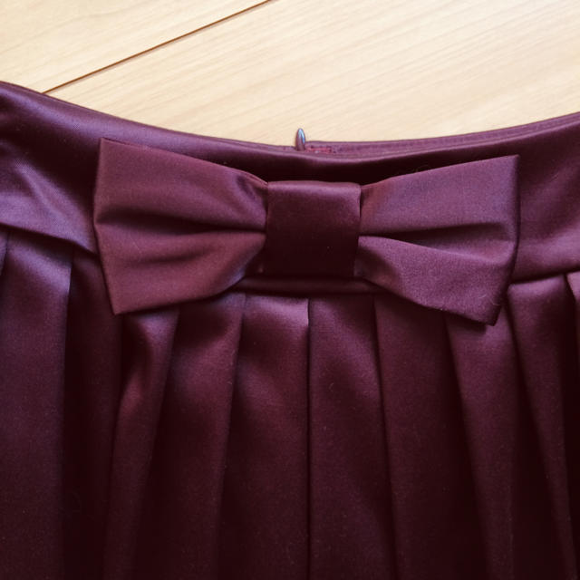 L'EST ROSE(レストローズ)のレストローズ 黒チュールのボルドー色スカート レディースのスカート(ひざ丈スカート)の商品写真