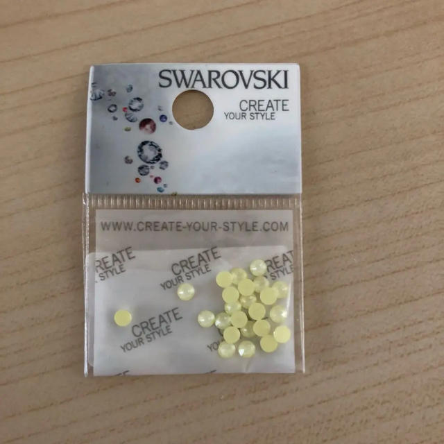 SWAROVSKI(スワロフスキー)のスワロフスキー ラインストーン SS12 24粒 Cパウダーイエロー コスメ/美容のネイル(デコパーツ)の商品写真