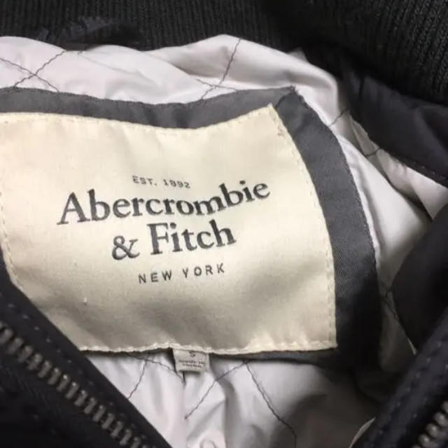 Abercrombie&Fitch(アバクロンビーアンドフィッチ)のアバクロンビー＆フィッチのグレー系美ラインダウンジャケット　S相当 レディースのジャケット/アウター(ダウンジャケット)の商品写真