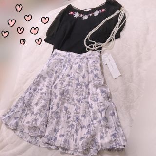 ジルバイジルスチュアート(JILL by JILLSTUART)の新品タグ付♪ストライプラメフラワースカート ホワイトピンク(ひざ丈スカート)