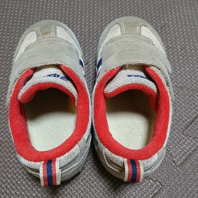 asics(アシックス)の靴 子供 アシックス 15.5 ベージュ ネイビー 赤 キッズ/ベビー/マタニティのキッズ靴/シューズ(15cm~)(スニーカー)の商品写真