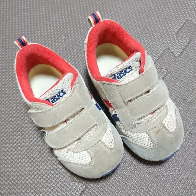 asics(アシックス)の靴 子供 アシックス 15.5 ベージュ ネイビー 赤 キッズ/ベビー/マタニティのキッズ靴/シューズ(15cm~)(スニーカー)の商品写真