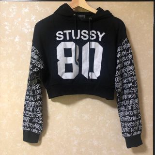 ステューシー(STUSSY)のSTUSSY woman ショート丈フーディ(パーカー)