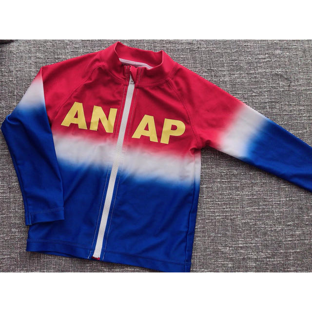 ANAP Kids(アナップキッズ)のANAP ラッシュガード キッズ/ベビー/マタニティのキッズ服男の子用(90cm~)(水着)の商品写真