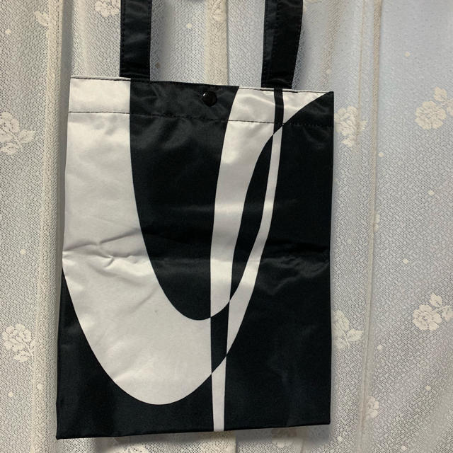 JUNKO KOSHINO(コシノジュンコ)のカーブス   バックA4サイズ レディースのバッグ(トートバッグ)の商品写真