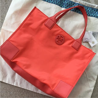 トリーバーチ(Tory Burch)のタグ付・新品✨トリーバーチ オレンジ ナイロントートバッグ・保存袋付！(トートバッグ)