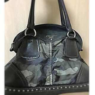 プラダ(PRADA)のプラダPRADA★美品★カモフラージュ柄スタッズ革バッグ(ショルダーバッグ)