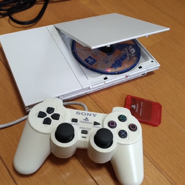 PlayStation2(プレイステーション2)のPlayStation2  白 エンタメ/ホビーのゲームソフト/ゲーム機本体(家庭用ゲーム機本体)の商品写真