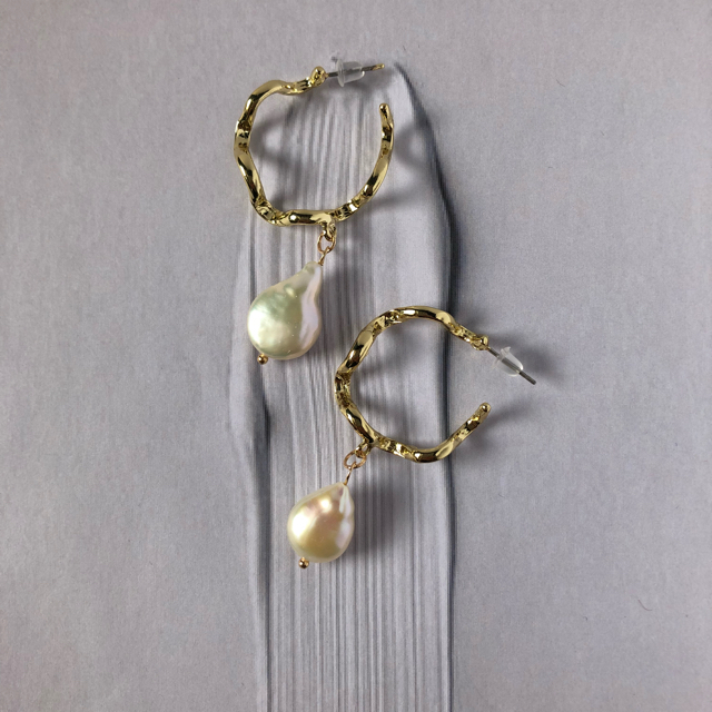 BEAUTY&YOUTH UNITED ARROWS(ビューティアンドユースユナイテッドアローズ)のpearl design hoop  earring レディースのアクセサリー(ピアス)の商品写真