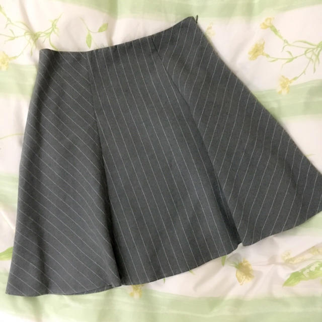 carnelian(カーネリアン)のcarnelian カーネリアン ウールフレアスカート グレー 美品 Mサイズ レディースのスカート(ひざ丈スカート)の商品写真
