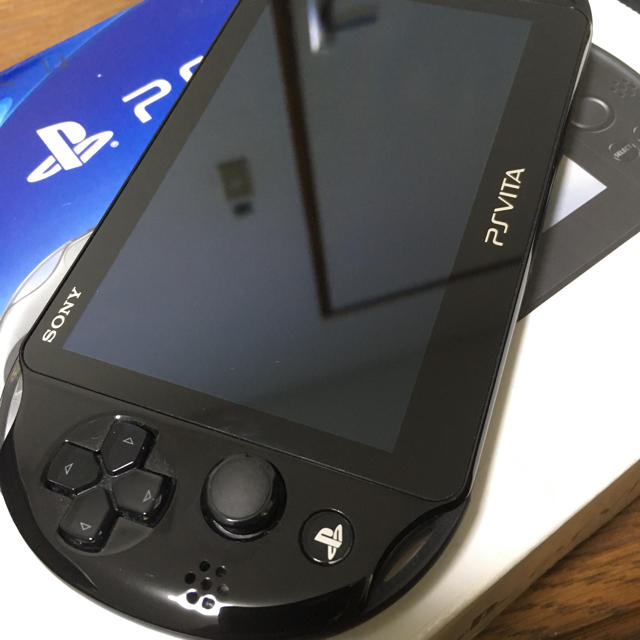 PlayStation Vita(プレイステーションヴィータ)のPS Vita（PCH-2000）Wi-Fiモデル メモリーカード8GB付き エンタメ/ホビーのゲームソフト/ゲーム機本体(携帯用ゲーム機本体)の商品写真