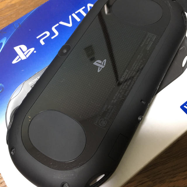 PlayStation Vita(プレイステーションヴィータ)のPS Vita（PCH-2000）Wi-Fiモデル メモリーカード8GB付き エンタメ/ホビーのゲームソフト/ゲーム機本体(携帯用ゲーム機本体)の商品写真