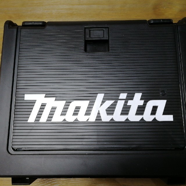 マキタ インパクトドライバーのケースと充電器のセット