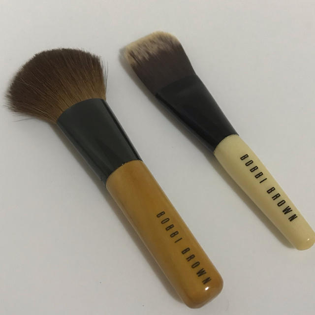 BOBBI BROWN(ボビイブラウン)のボビイブラウン ブラシ 二個 ファンデ チーク フェイスパウダー コスメ/美容のベースメイク/化粧品(その他)の商品写真