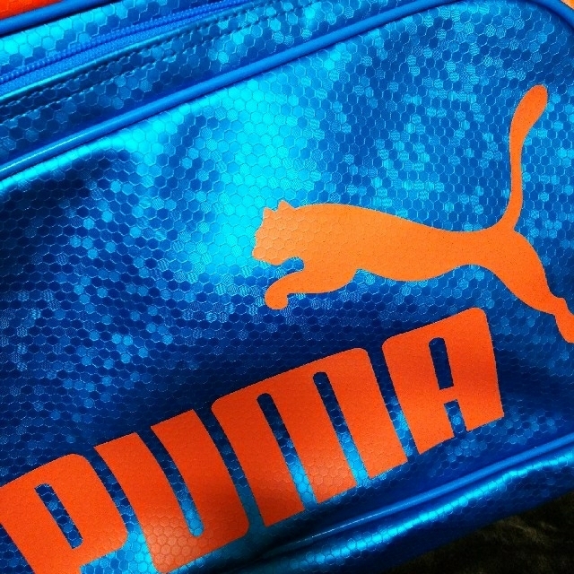 PUMA(プーマ)のプーマ エナメルバッグ PUMA ビックロゴ メンズのバッグ(ショルダーバッグ)の商品写真