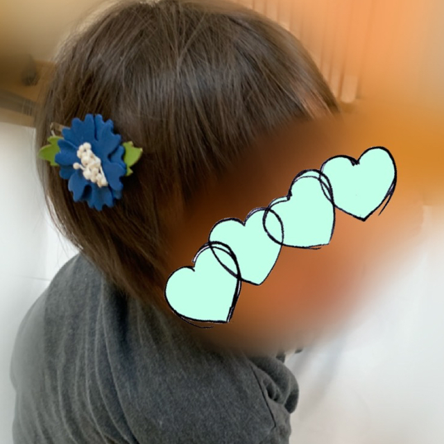 お花の髪飾りパッチン 革 ハンドメイドのアクセサリー(ヘアアクセサリー)の商品写真