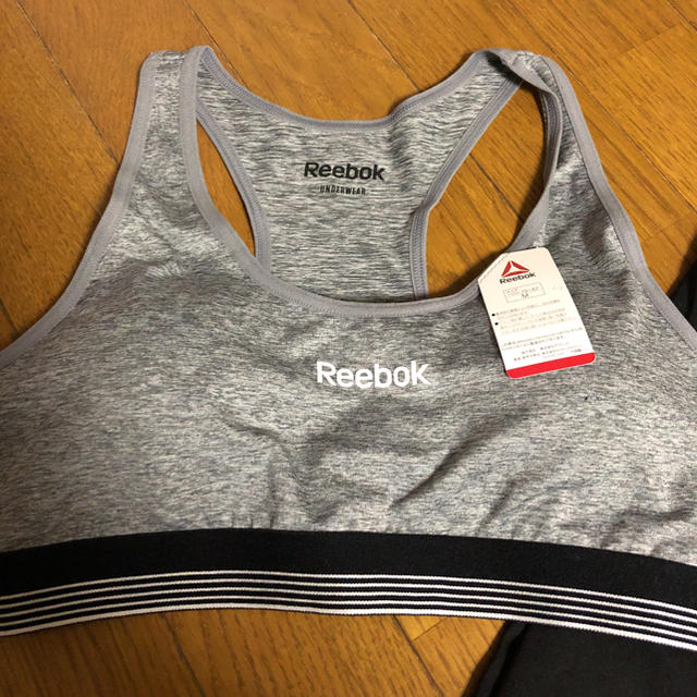 Reebok(リーボック)の新品 リーボック  セットアップ レギンス ジム  ヨガ グレー M ブラ レディースのレッグウェア(レギンス/スパッツ)の商品写真