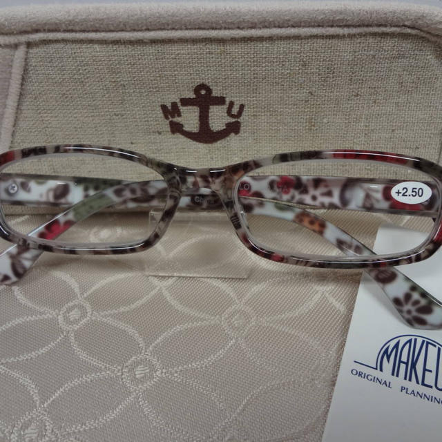 新品🔶➕2.5老眼鏡 2本セット🔶ケース付🔶メガネチェーンおまけ付シンプル レディースのファッション小物(サングラス/メガネ)の商品写真