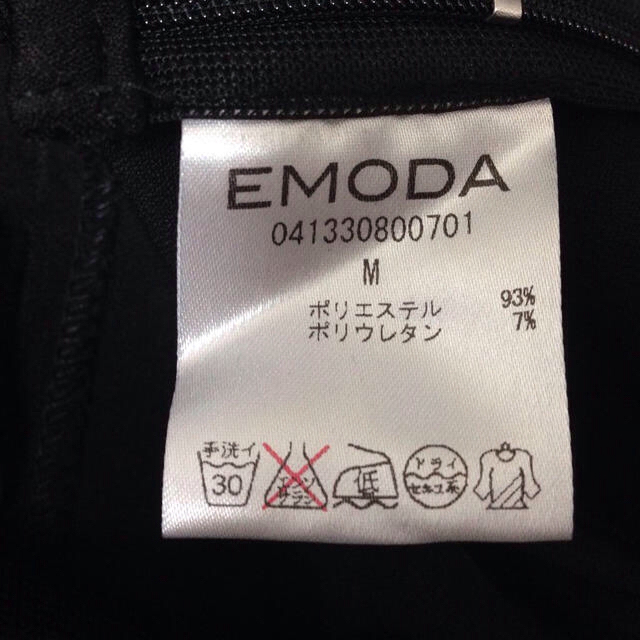 EMODA(エモダ)のEMODA未使用タックパンツ レディースのパンツ(クロップドパンツ)の商品写真