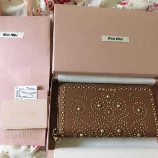 ミュウミュウ(miumiu)の未使用 新品 miumiu 長財布 ブラウン スタッズ 付属品全て付いています(財布)