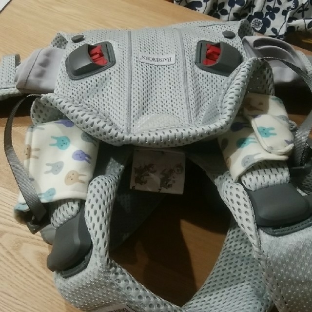 BABYBJORN(ベビービョルン)のBABY BJORN用抱っこひもよだれカバー（手作り） キッズ/ベビー/マタニティの外出/移動用品(抱っこひも/おんぶひも)の商品写真