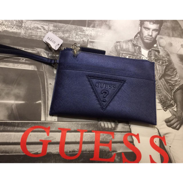 GUESS(ゲス)の新品GUESS トライアングルロゴ  ゲス クラッチバッグ メンズのバッグ(セカンドバッグ/クラッチバッグ)の商品写真