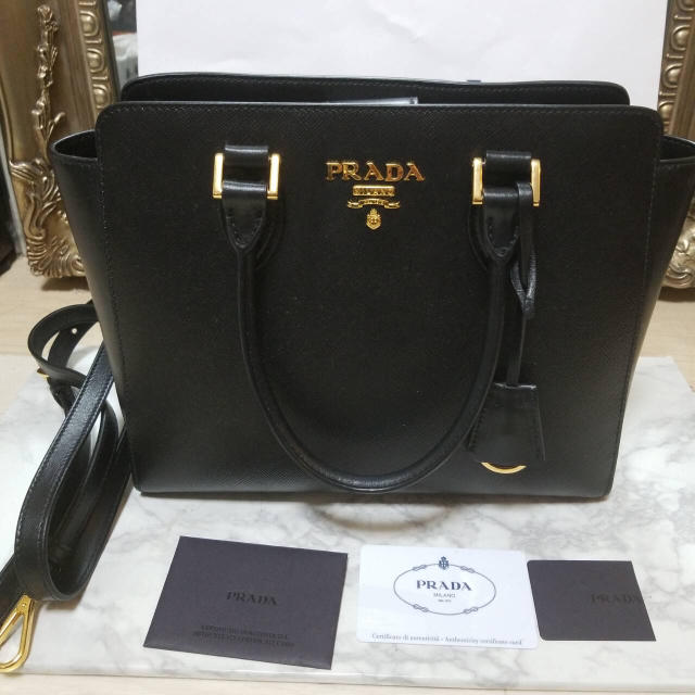 PRADA(プラダ)の【新品】PRADA サファーノ 2WAY バック 付属品完備 プラダ 直営店購入 レディースのバッグ(ショルダーバッグ)の商品写真