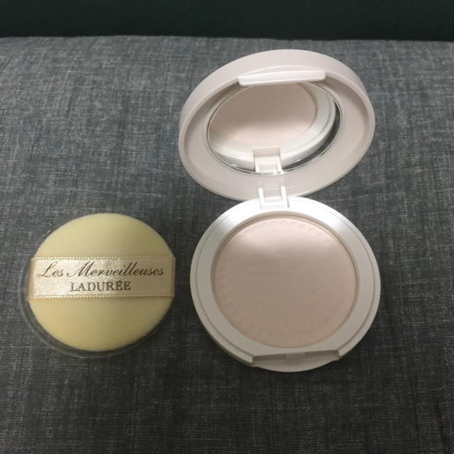 Les Merveilleuses LADUREE(レメルヴェイユーズラデュレ)の専用！ラデュレ プレストパウダー SPF25/PA++ 新品同様 コスメ/美容のベースメイク/化粧品(フェイスパウダー)の商品写真