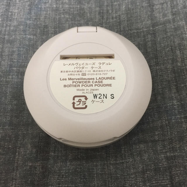 Les Merveilleuses LADUREE(レメルヴェイユーズラデュレ)の専用！ラデュレ プレストパウダー SPF25/PA++ 新品同様 コスメ/美容のベースメイク/化粧品(フェイスパウダー)の商品写真