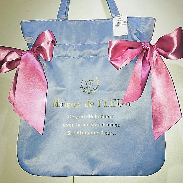 Maison de FLEUR(メゾンドフルール)の限定品 新品メゾンドフルールMaison de FLEURブルー ピンク リボン レディースのバッグ(トートバッグ)の商品写真