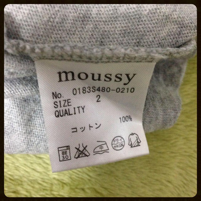 moussy(マウジー)のグレーTシャツ レディースのトップス(Tシャツ(半袖/袖なし))の商品写真