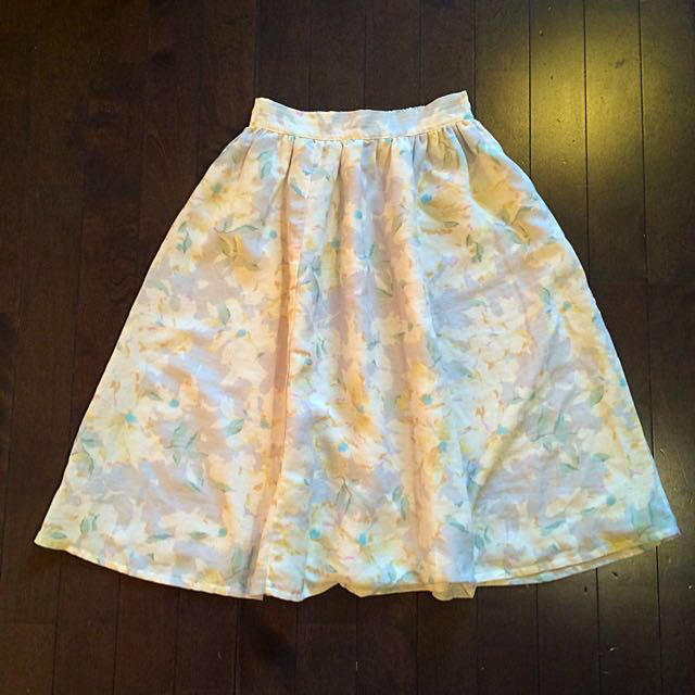KBF(ケービーエフ)のKBF☺︎ミモレ丈花柄スカート レディースのスカート(ひざ丈スカート)の商品写真