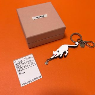 ミュウミュウ 猫 キーホルダー(レディース)の通販 14点 | miumiuの ...