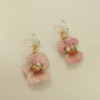 淡いピンクのビオラピアス(ピアス)