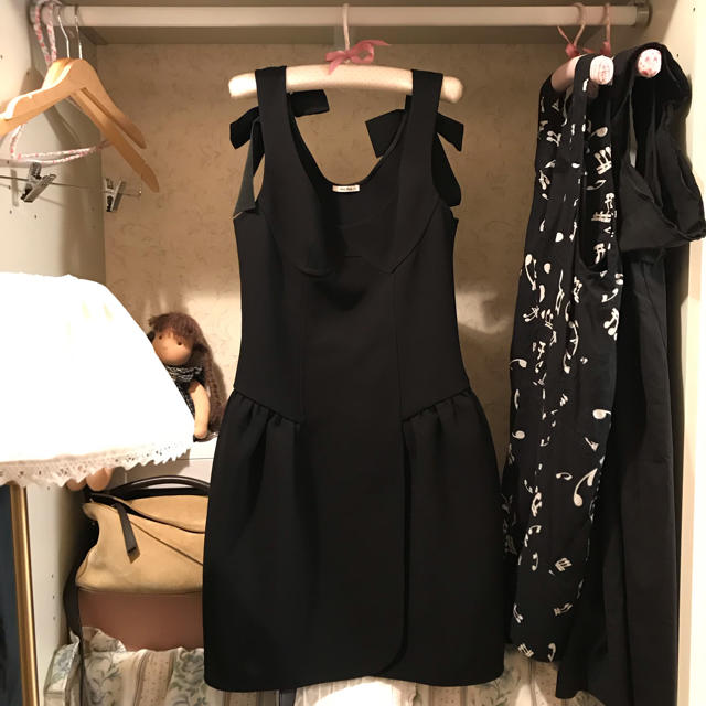 miumiu(ミュウミュウ)のmiumiu black dress. レディースのワンピース(ひざ丈ワンピース)の商品写真