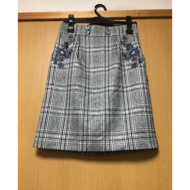 MISCH MASCH(ミッシュマッシュ)のミッシュマッシュ  チェック刺繍タイトスカート グレンチェック レディースのスカート(ひざ丈スカート)の商品写真