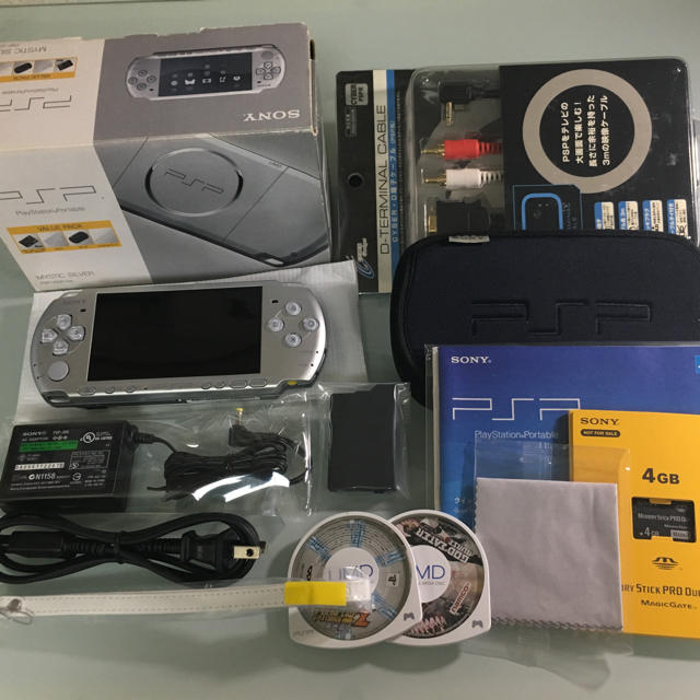 PlayStation Portable(プレイステーションポータブル)のほぼ新品 PSP-3000 バリューパック ミスティックシルバー エンタメ/ホビーのゲームソフト/ゲーム機本体(携帯用ゲーム機本体)の商品写真