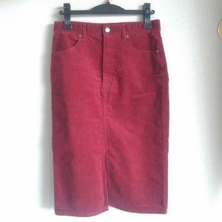 ジーユー(GU)のGU　コーデュロイタイトスカート赤(ひざ丈スカート)