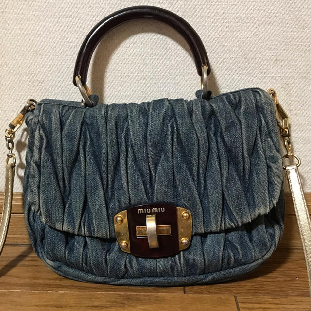 miumiu(ミュウミュウ)の最終値下げ ミュウミュウ miumiu   ショルダー バッグ ポシェット レディースのバッグ(ショルダーバッグ)の商品写真