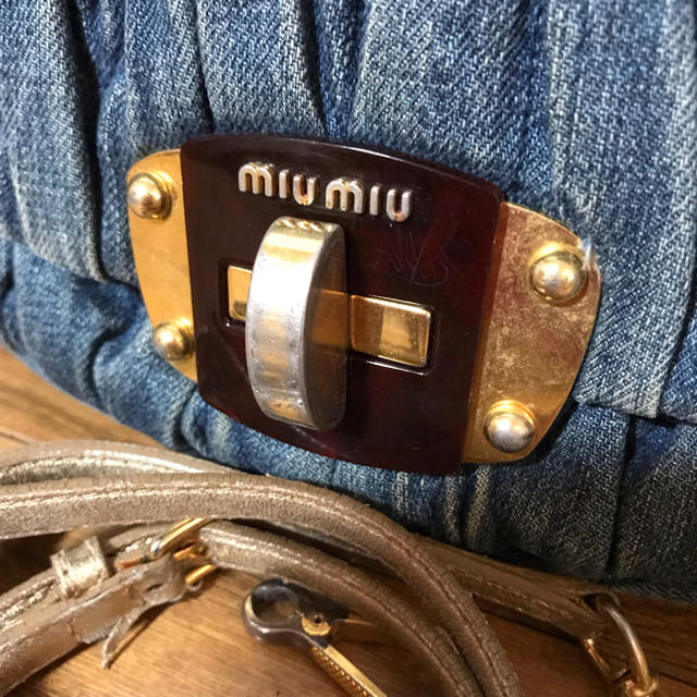 miumiu(ミュウミュウ)の最終値下げ ミュウミュウ miumiu   ショルダー バッグ ポシェット レディースのバッグ(ショルダーバッグ)の商品写真