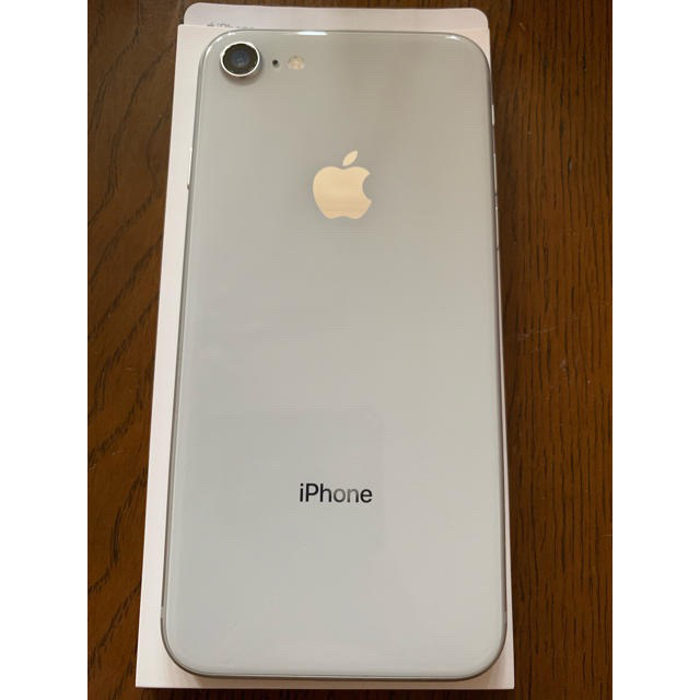Apple(アップル)のiPhone8 / 256GBシルバー【docomo】 スマホ/家電/カメラのスマートフォン/携帯電話(スマートフォン本体)の商品写真