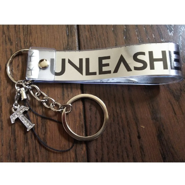 山下智久(ヤマシタトモヒサ)の山下智久 UNLEASHED 銀テープ キーチェーン エンタメ/ホビーのタレントグッズ(アイドルグッズ)の商品写真