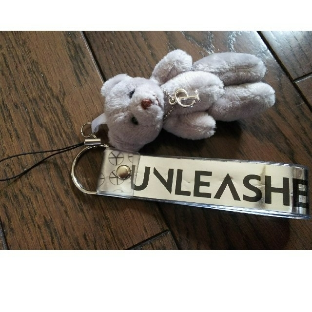 山下智久(ヤマシタトモヒサ)の山下智久 UNLEASHED 銀テープ ストラップ エンタメ/ホビーのタレントグッズ(アイドルグッズ)の商品写真