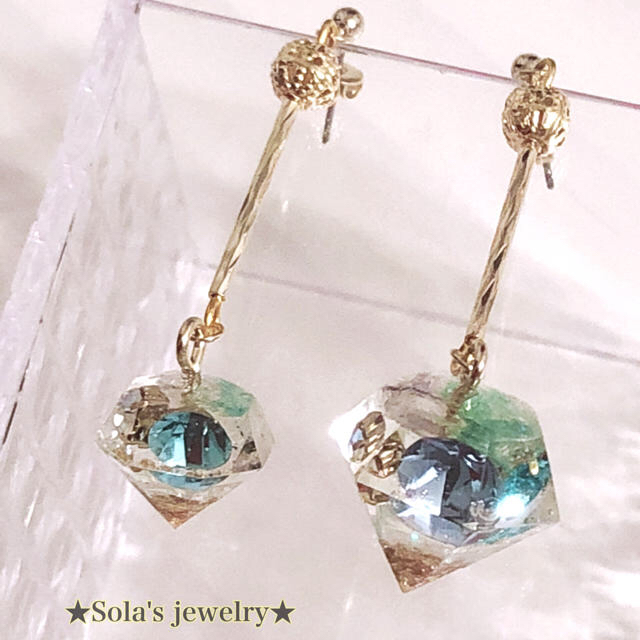 1点物♡おとぎの国シリーズ～煌びやかビジューが眩いキラキラピアス ハンドメイドのアクセサリー(ピアス)の商品写真