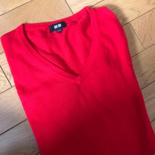 ユニクロ(UNIQLO)のVネック セーター ニット 赤(ニット/セーター)